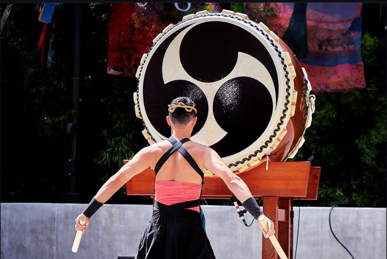 Sho’on Shibata facing an odaiko on stage
